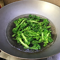#冰箱剩余食材大改造#西兰苔炒鸡杂的做法图解3