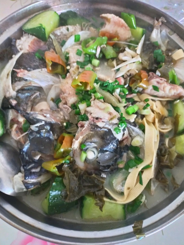 酸菜鱼头汤的做法