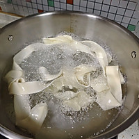 辣白菜炒面片的做法图解1