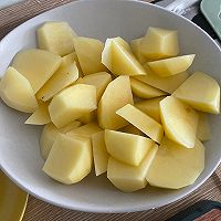 土豆焖饭的做法图解1
