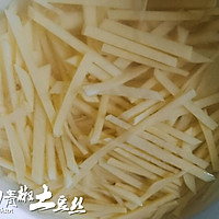 顺家私房菜——蚝油青椒土豆丝的做法图解2