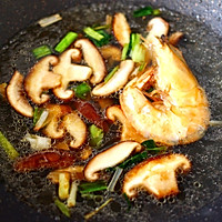 #钟于经典传统味#鲍鱼对虾香菇菠菜面的做法图解13
