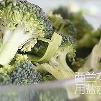 松茸素炒西兰花｜牛佤松茸食谱的做法图解2