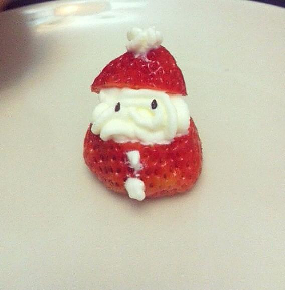草莓圣诞老人甜点