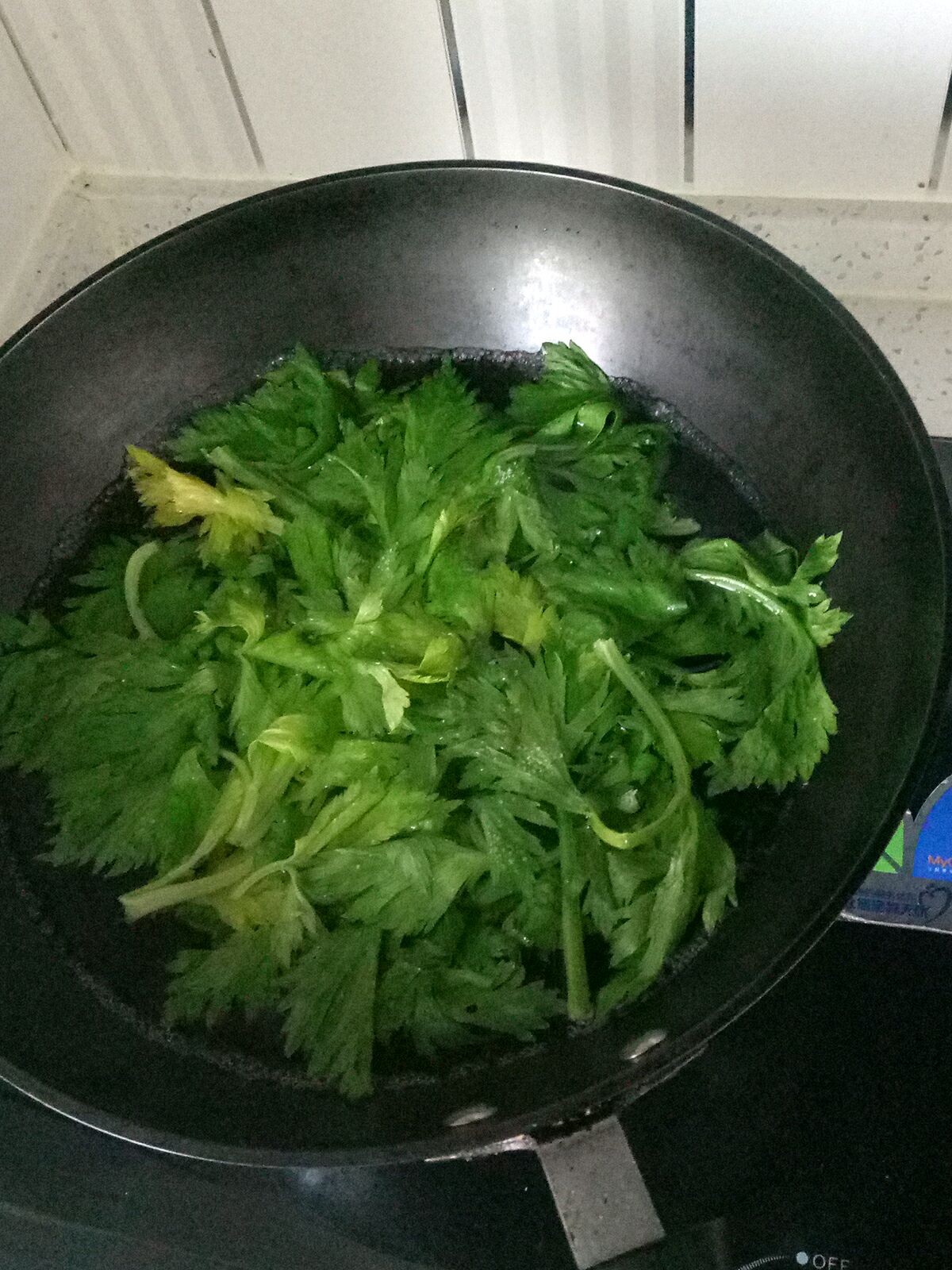 凉拌芹菜叶怎么做_凉拌芹菜叶的做法_豆果美食