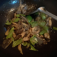 蘑菇小炒青椒的做法图解6