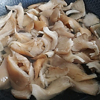 蒜香辣酱蘑菇肉的做法图解1