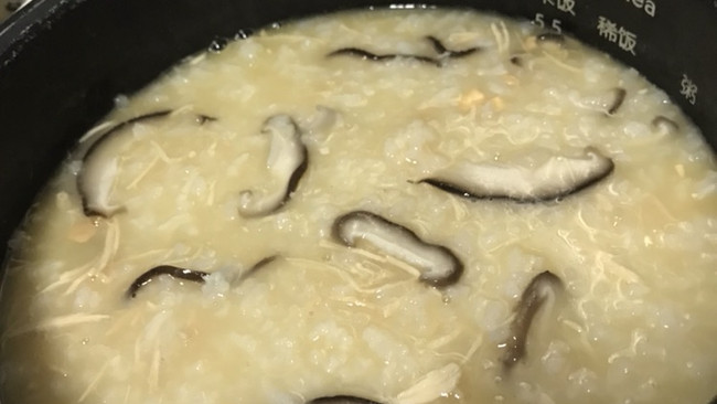 咸蛋黄香菇鸡丝粥的做法