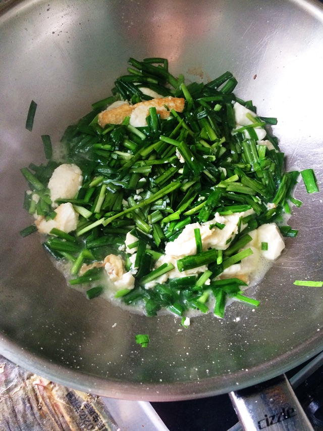 韭菜炒豆腐的做法图解3