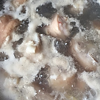 红豆薏米猪蹄汤的做法图解5