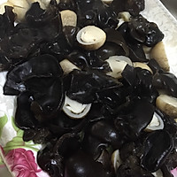 荷兰豆木耳炒菇的做法图解1