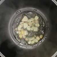 香菇黄花青菜面的做法图解2