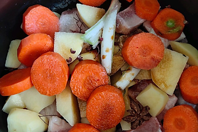 土豆胡萝卜炖排骨！