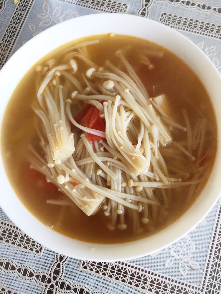 西红柿金针菇汤菜
