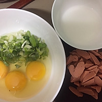 鸡蛋抱火腿肠的做法图解1
