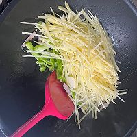 #开启观赛嗨吃局#土豆丝炒肉的做法图解5