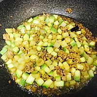 西葫芦土豆丁肉炸酱的做法图解11