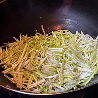 #名厨汁味正当夏#有滋有味的蚝油香干烧蒜黄的做法图解3