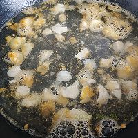 蒜菇蛋蛋烩菠菜的做法图解4