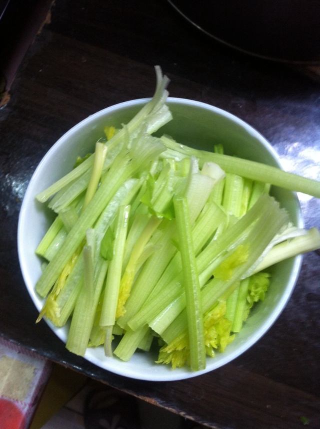 芹菜回锅肉的做法图解3