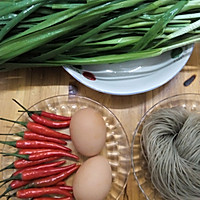 韭菜鸡蛋粉丝煎饺的做法图解1