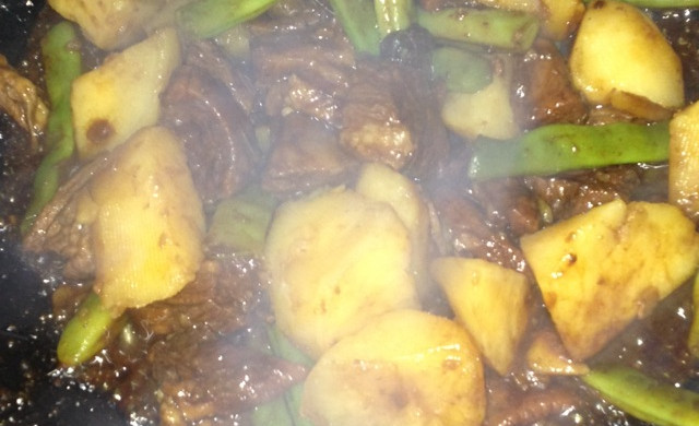 土豆豆角烧牛腩，第一次做呢！