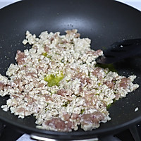 #一口新年味，全家享佳味#  酱香茄子水饺的做法图解2