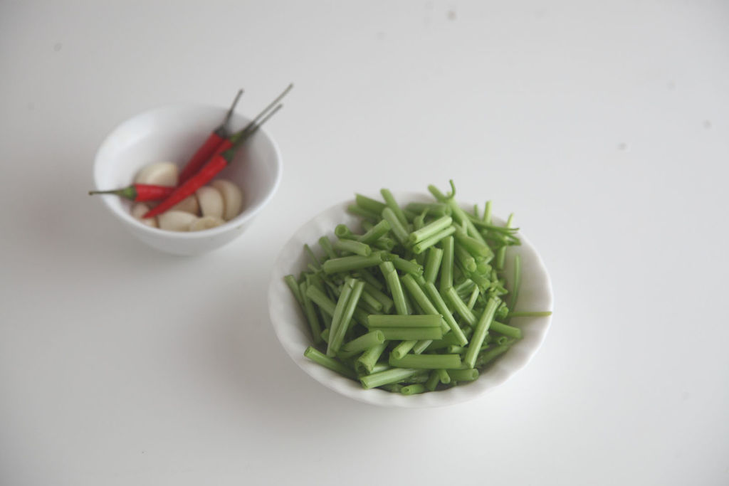 蒜泥空心菜的做法图解1