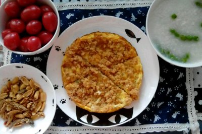 榨菜肉松鸡蛋饼&豌豆白米粥&花生小鱼干&小番茄