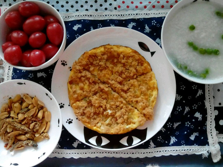 榨菜肉松鸡蛋饼&豌豆白米粥&花生小鱼干&小番茄的做法