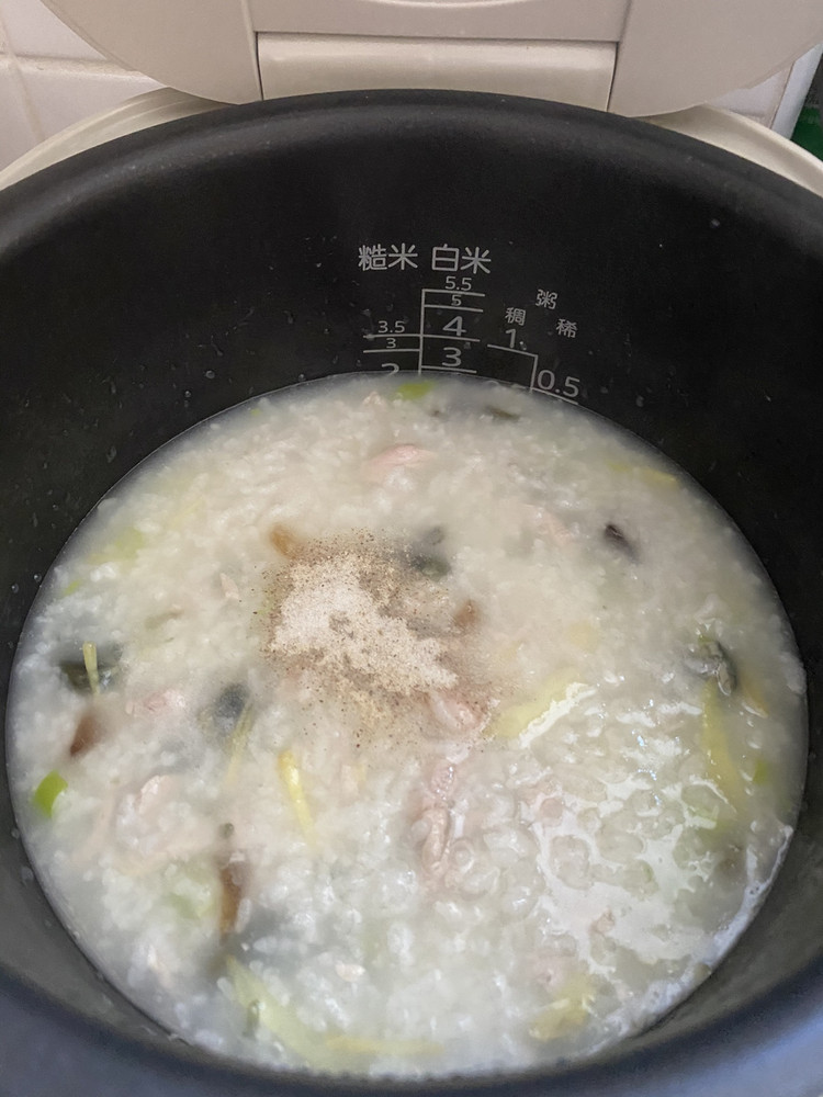 皮蛋瘦肉粥（电饭锅版）的做法