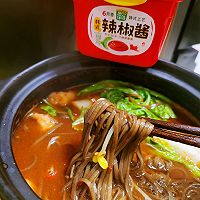 #暖冬酱在手，嗨吃部队锅#韩式辣酱砂锅虾滑荞麦面的做法图解8