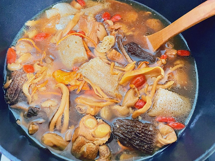 菌菇排骨竹荪汤的做法