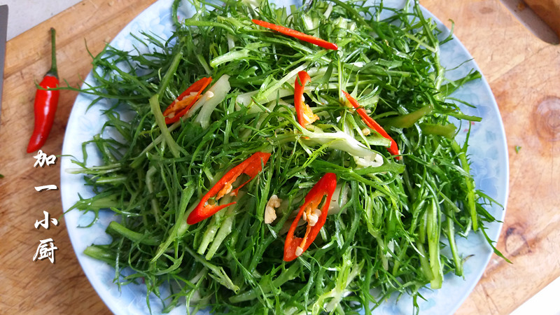 Bitter chrysanthemum in cold sauce