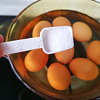 水煮鸡蛋不开裂，好剥皮的妙招的做法图解2