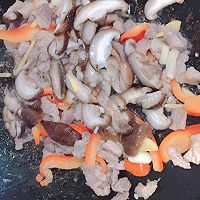 香菇炒肉的做法图解5
