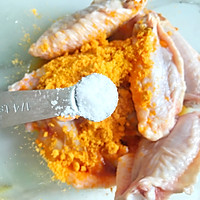 网红美食简单做，咸蛋黄炸鸡翅的做法图解5