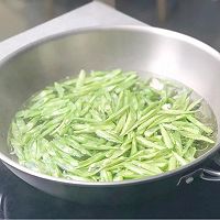 蒜香肉末豆角的做法图解4