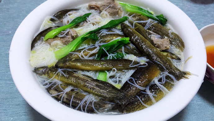 奶白色汤底，鲜美又营养的泥鳅粉，吃出爱的味道