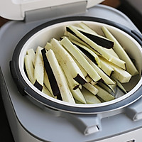 炝拌茄丝的做法图解2