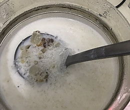 桃胶雪燕皂角米炖奶的做法