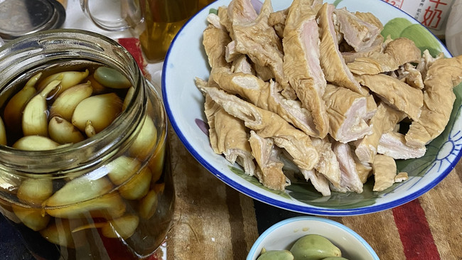 腊八蒜烧肥肠的做法