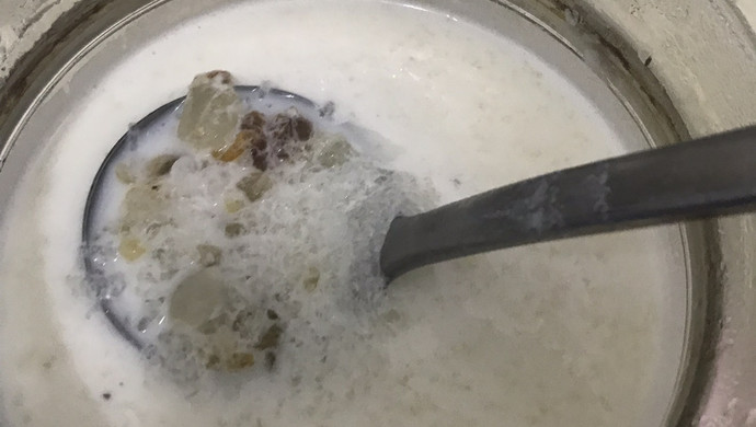 桃胶雪燕皂角米炖奶