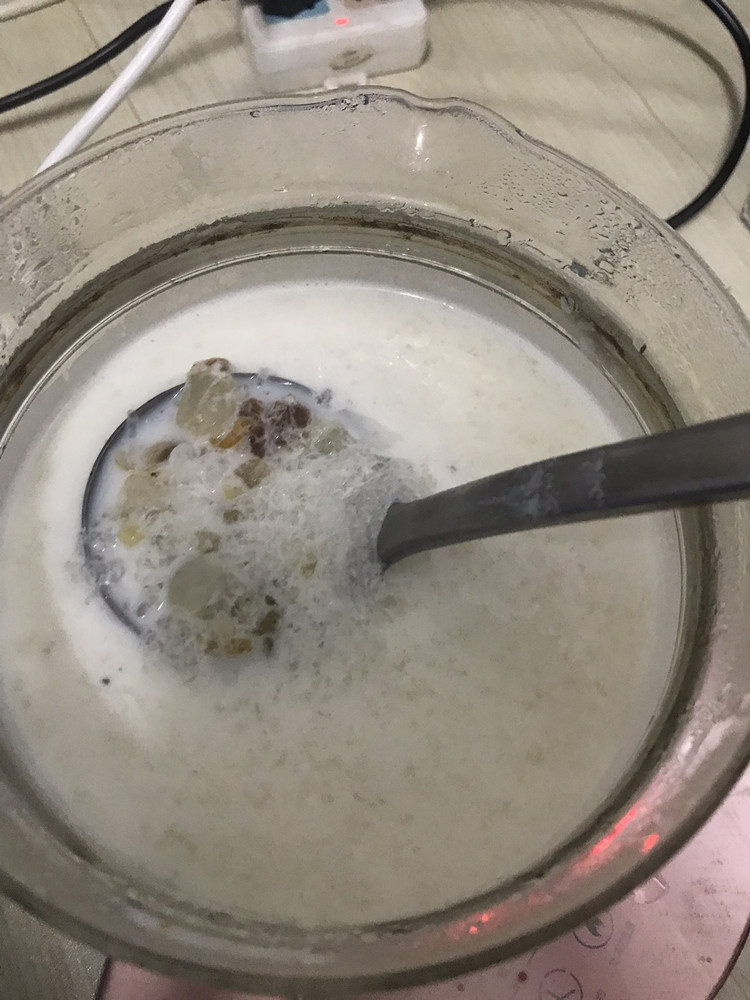 桃胶雪燕皂角米炖奶的做法
