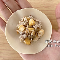 #仙女们的私藏鲜法大PK#青花鱼玉米脆底锅贴的做法图解3