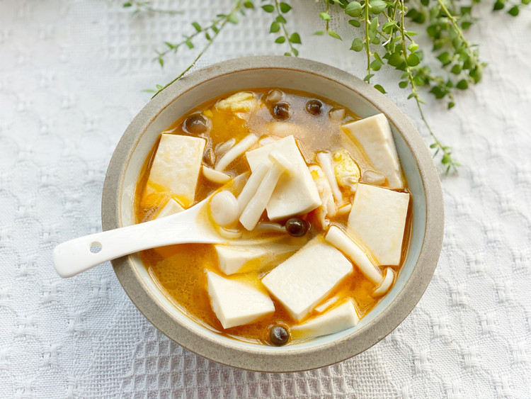 冬季鲜香暖胃菌菇豆腐汤的做法