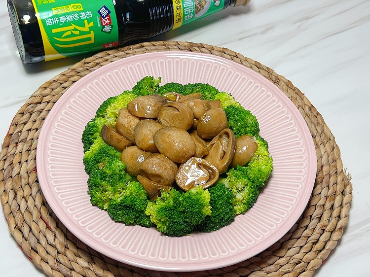 素炒草菇西兰花的做法