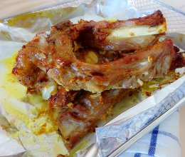 #15分钟周末菜# 外焦里嫩又入味，绝对吮指的蒜香烤排骨的做法