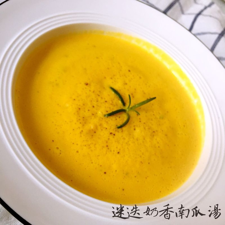 一人食。超簡單迷迭香南瓜濃湯的做法