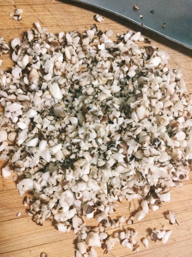 香菇馄饨——让内馅松软可口的诀窍的做法图解2